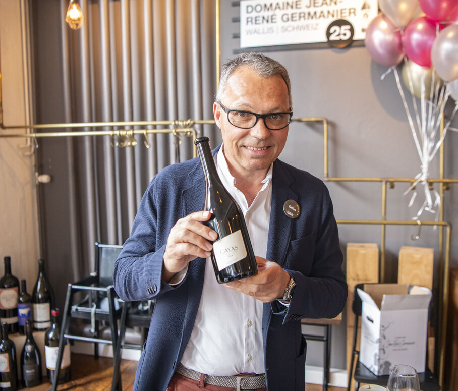 Gilles Besse mit seinem Spitzenwein Cayas der Domaine Jean-René Germanier